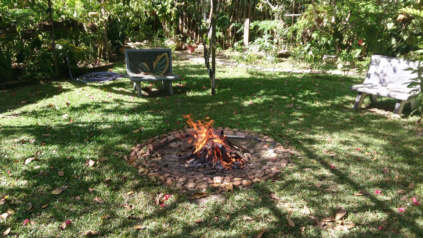 Fogueira no jardim